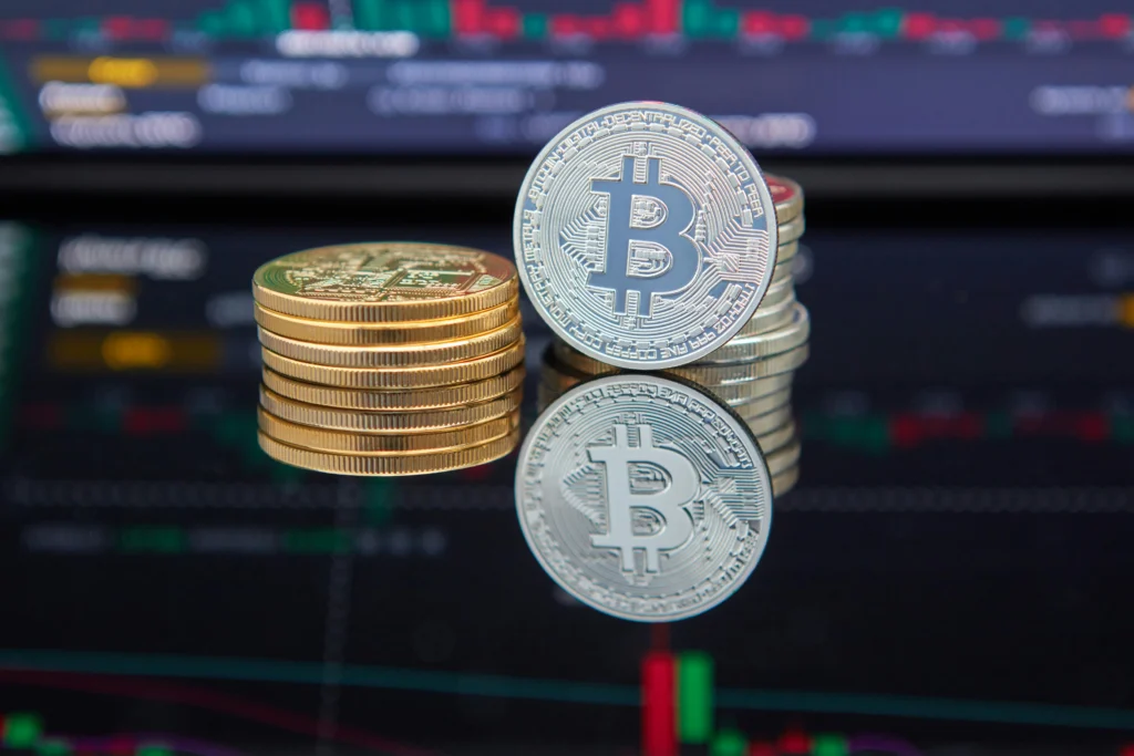 Биткоин на фоне торгового графика