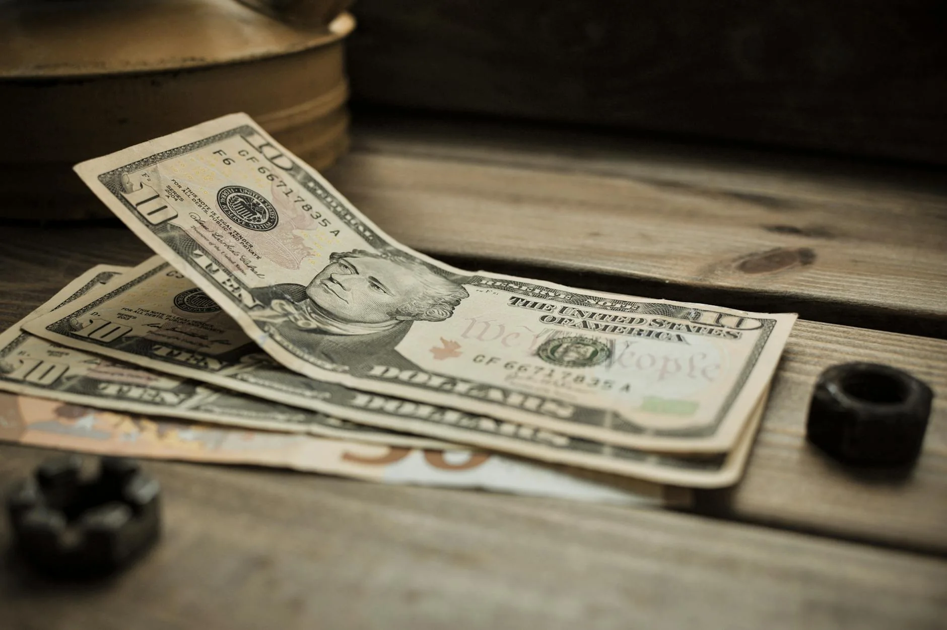USD/CHF: франк слабеет, но риски для доллара растут